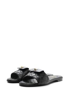 CHANEL Pre-Owned CC turn-lock leather sandals - Zwart