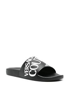Versace Jeans Couture Slippers met logo-reliëf - Zwart