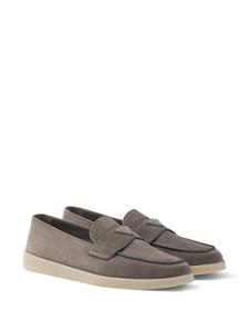 Prada Suède loafers met logo - Grijs