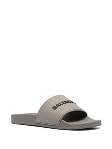 Balenciaga Badslippers met logodetail - Grijs