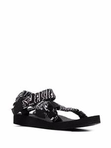 Arizona Love Trekky sandalen met bandanaprint - Zwart