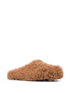 Marni Fussbet Sabot lammy slippers - Bruin