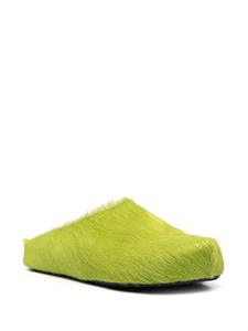 Marni Fussbett Sabot slippers met kalfshaar - Groen