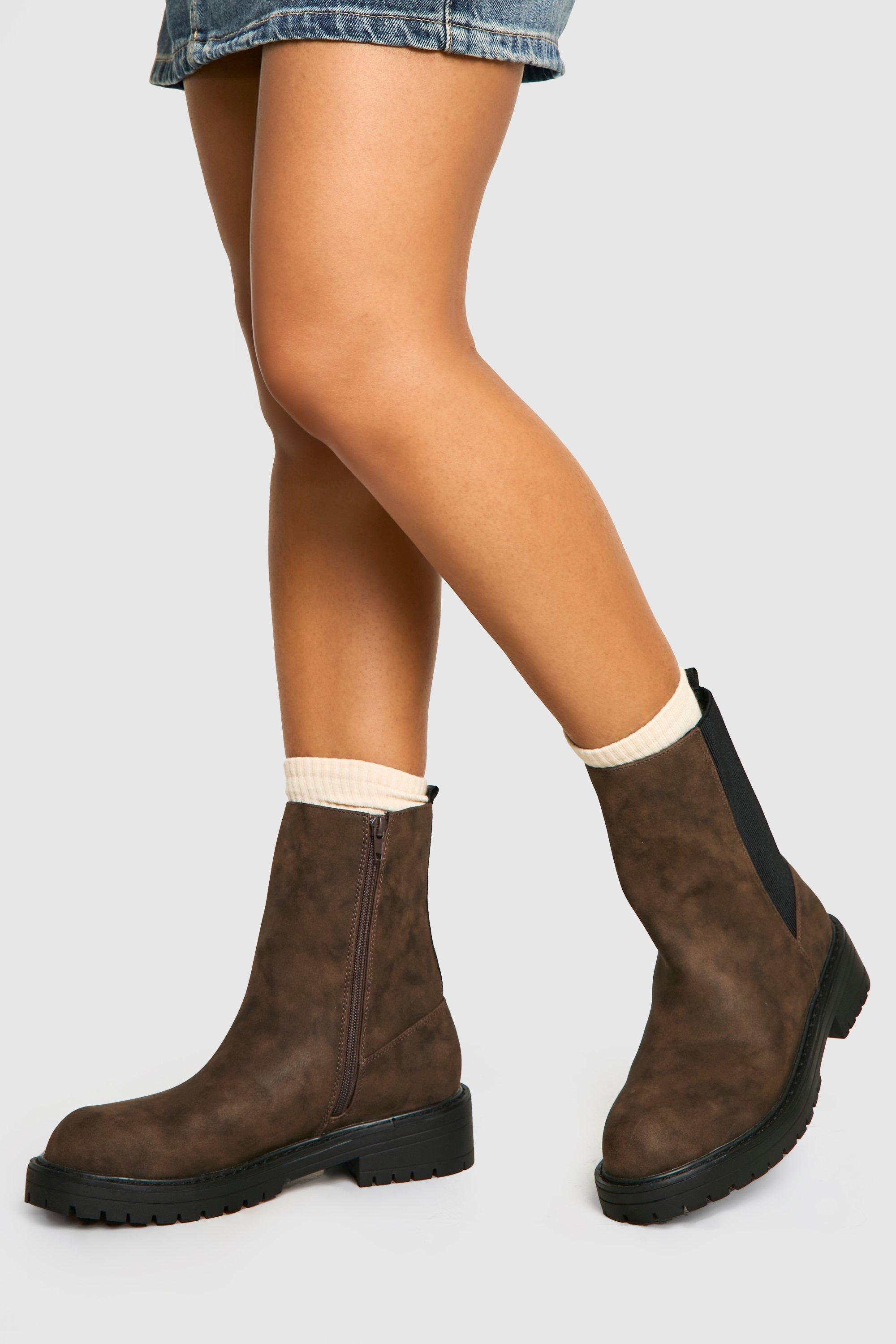 Boohoo Brede Versleten Pu Chelsea Boots Met Enkel Detail, Brown