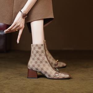 Framont Fashion House 2024 Mode Luxe Designer Vrouwen Med Hakken Enkellaarsjes Herfst Vierkante Tenen Metalen Decoratie Ins Blokhakken Dames Laarzen 34 beige
