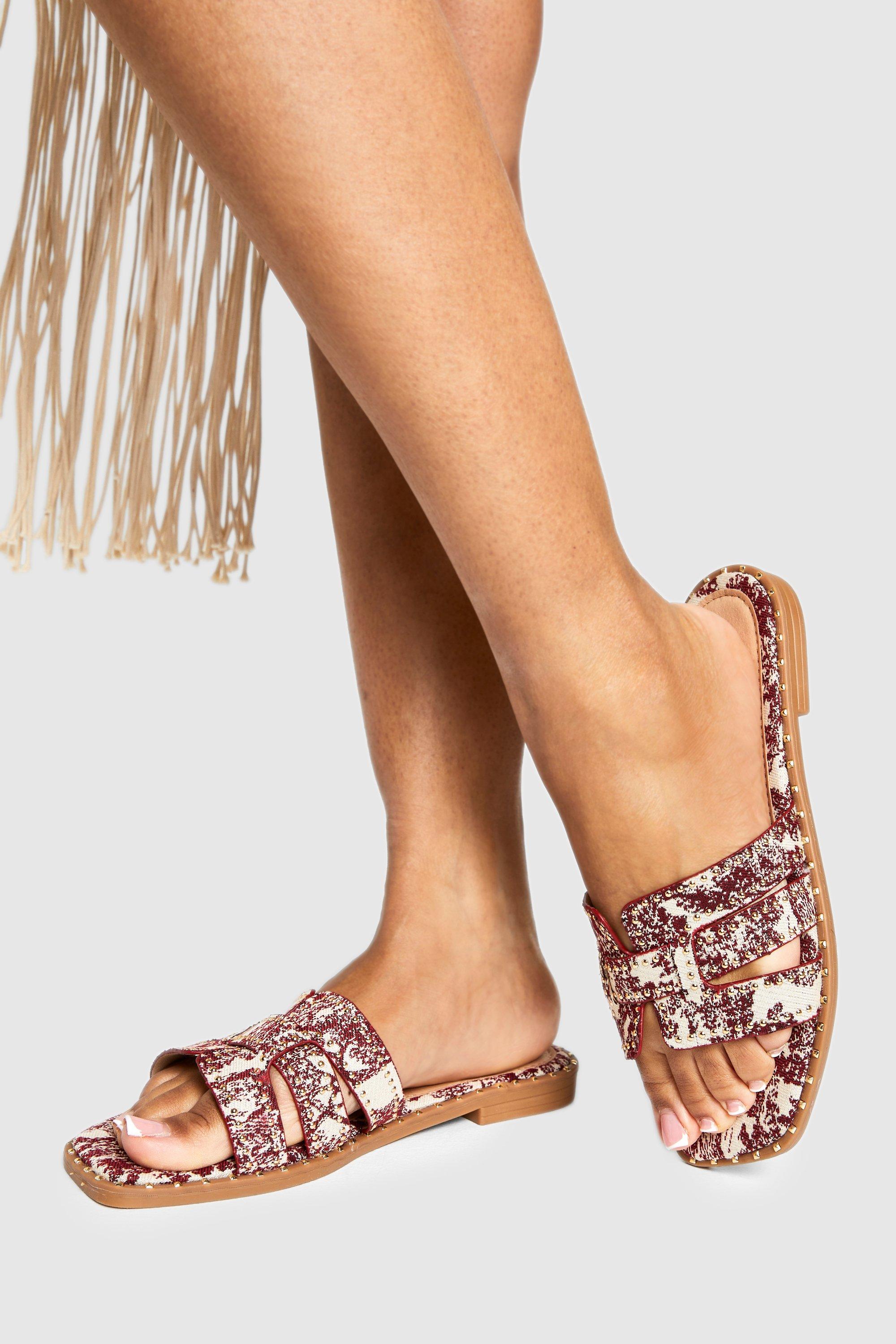 Boohoo Platte Sandalen Met Uitsnijding, Bandjes En Studs, Burgundy