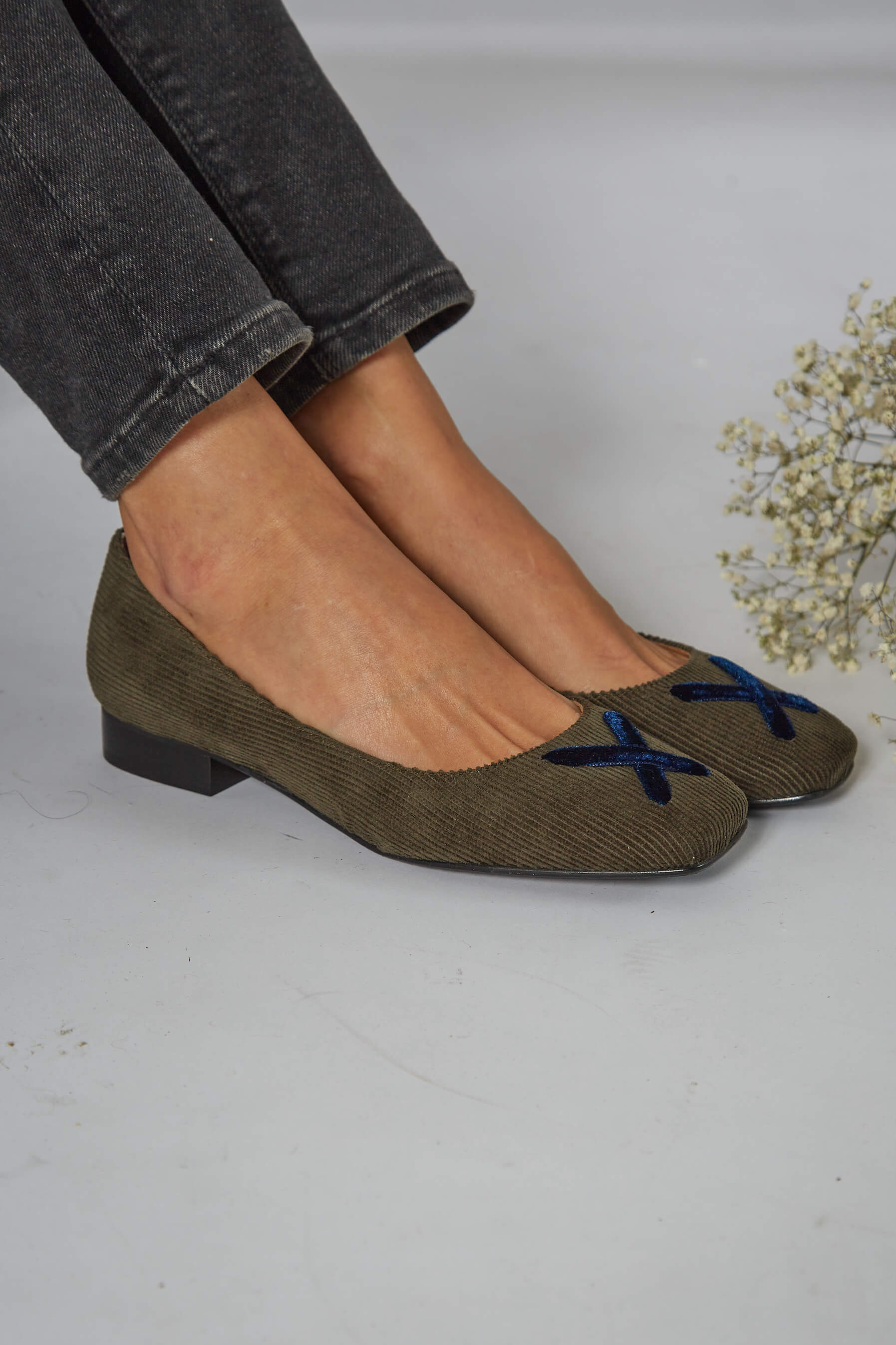 Momoc Damen vegan Ballerinas GrÃ¼ner Kord & Veganer Samt Kreuz