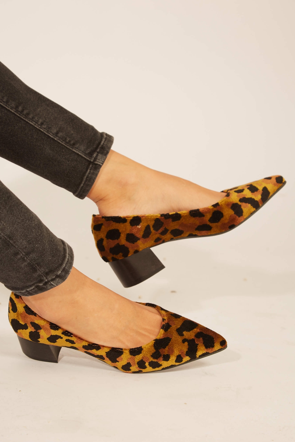 Momoc Damen vegan Pumps Leopard Ferox Midi Braun/Schwarz