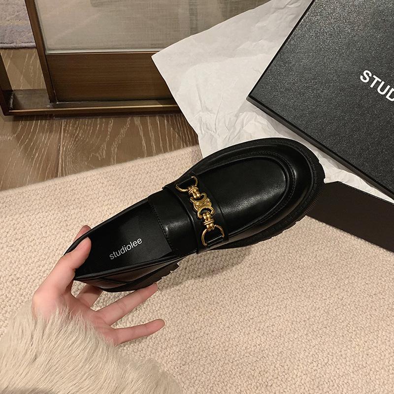 Avant-garde Echte leren Britse stijl, een voetpedaal, dikke hak, dikke zolen, zachte pluche loafers voor dames, kleine leren schoenen met metalen gesp 40