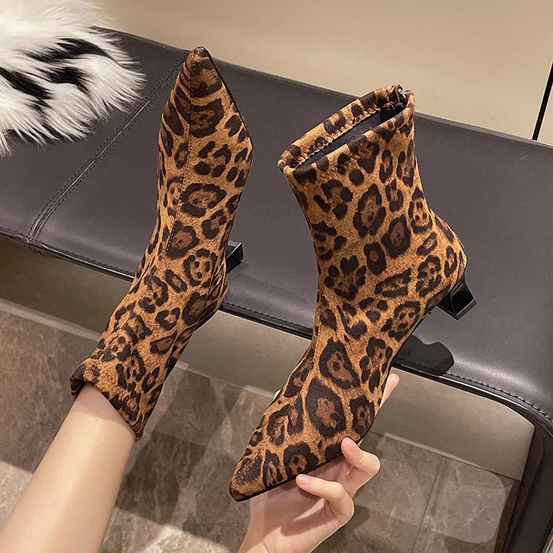 Tread Trend Nieuwe hete en sexy luipaardprint puntige suède dunne hak korte laarzen zien er slank en comfortabel uit, dames hoge hakken modieuze laarzen 42 geel