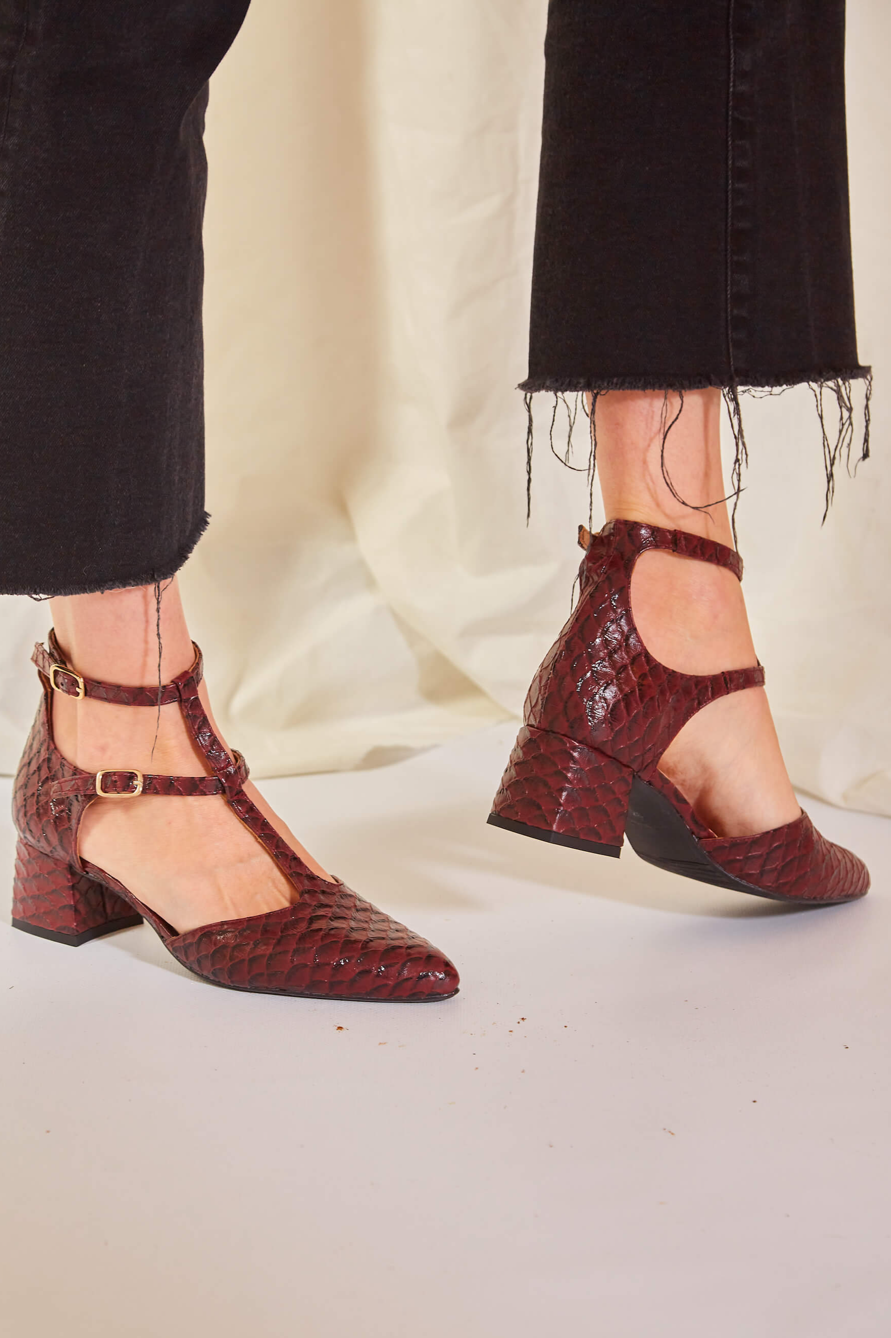 Momoc Damen vegan Pumps Schuppenmuster Burgund