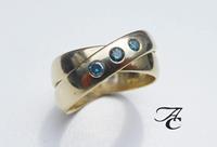 Atelier Christian Gouden ring met blue diamonds geel goud