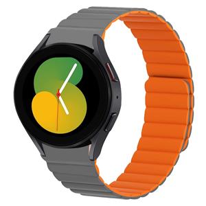 Strap-it Samsung Galaxy Watch 5 - 40mm magnetisch siliconen bandje (grijs/oranje)