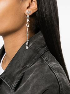 MM6 Maison Margiela logo-charm drop earrings - Zilver