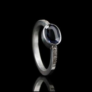 Gedenkartikelen Ring in zilver 2mm met askamer achter Saffier edelsteen