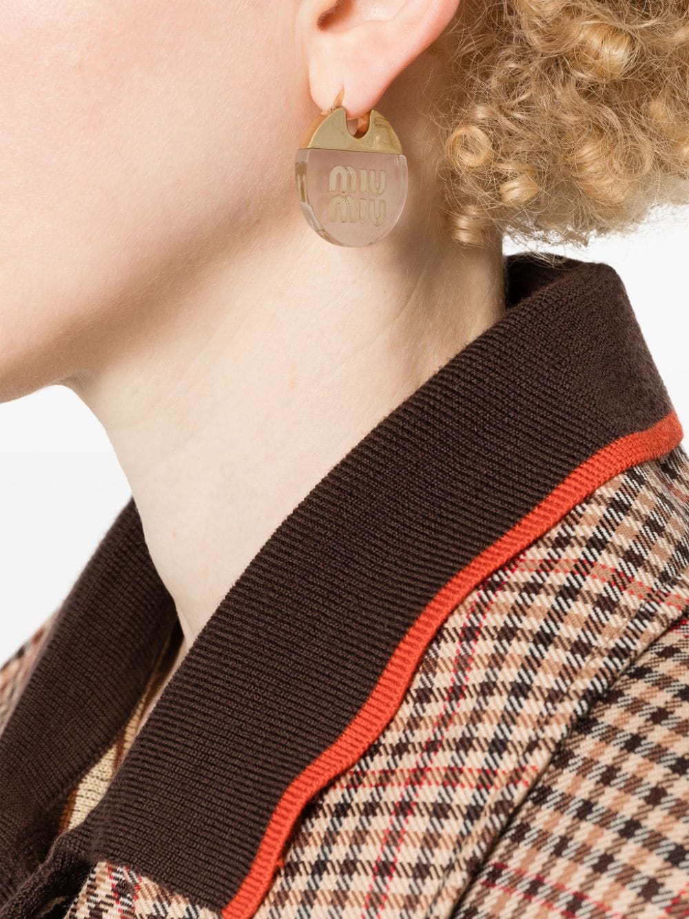 Miu Miu logo-lettering circular earrings - Goud
