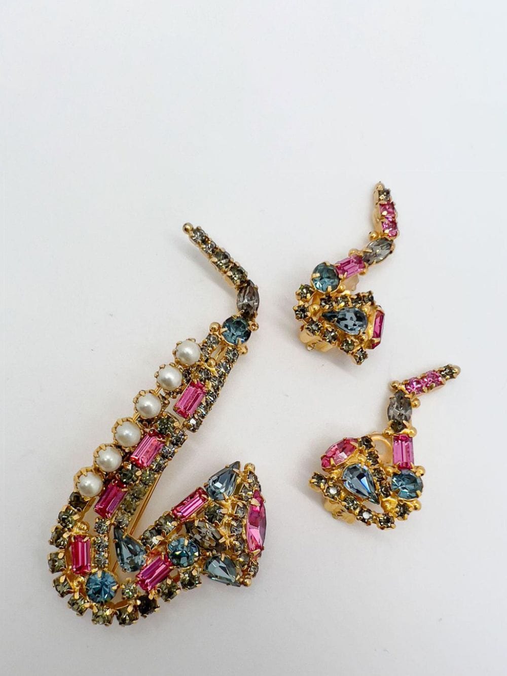 Jennifer Gibson Jewellery Vintage Original by Robert Crystal Saxophone Brooch & Earrings 1960s - Roze