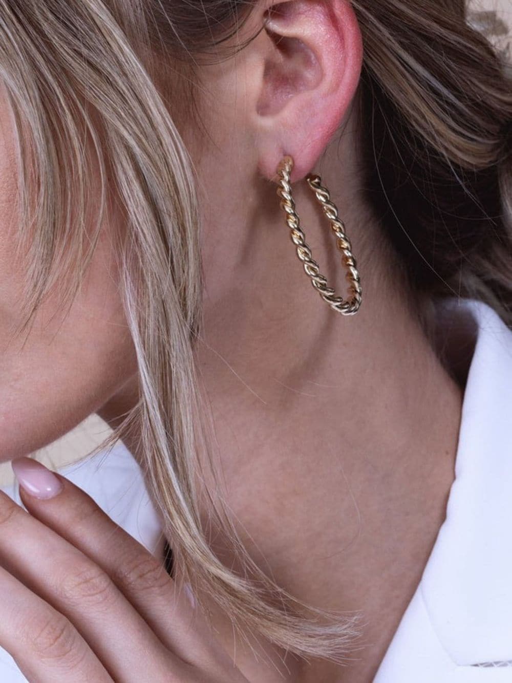 Jennifer Fisher Ayesha twisted hoop earrings - Goud