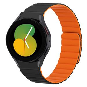 Strap-it Samsung Galaxy Watch 5 - 40mm magnetisch siliconen bandje (zwart/oranje)