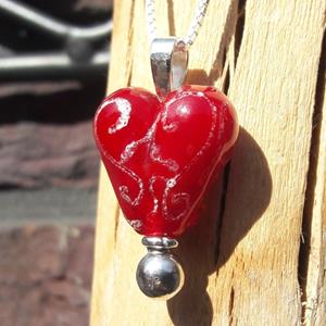 Gedenk Idee Memorialshop Harthanger in Rood glas met zilver ophangoog