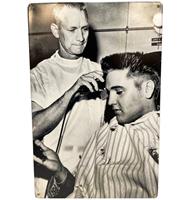Fiftiesstore Elvis Presley Getting Haircut - Metalen Bord 29.5 x 44.5 cm