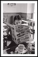 Walljar | Ingelijste poster Reading A Newspaper