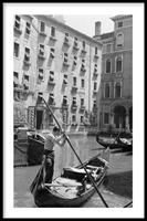 Walljar | Ingelijste poster Gondolier in Venice '53