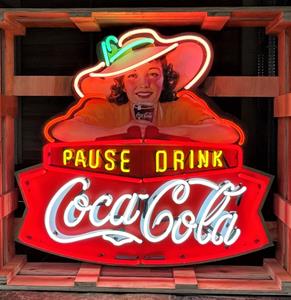 Fiftiesstore Coca-Cola Ice Cold Lady Neon Verlichting Met Achterplaat XL - 100 x 90 cm