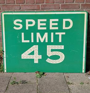Fiftiesstore Houten Verkeersbord Speed Limit 45 - Origineel - 96 x 71cm