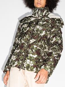 Moncler Donsjack met camouflageprint - Wit