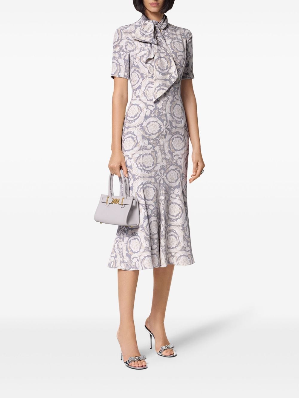 Versace Midi-jurk met barokprint en sjaal detail - Grijs