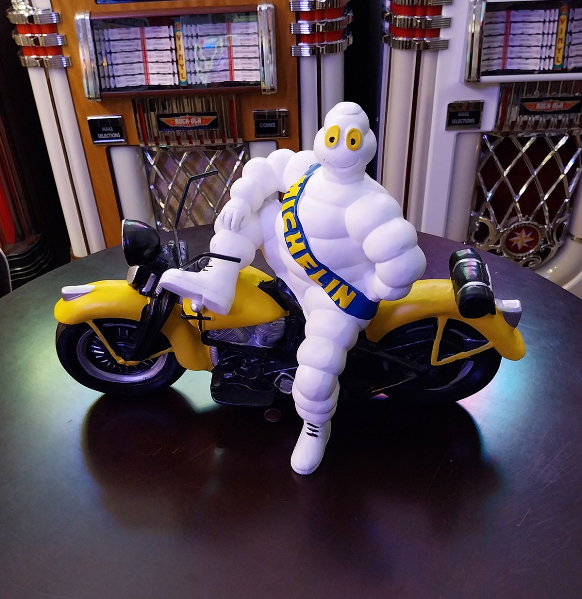 Fiftiesstore Michelin Bibendum op Motorfiets Beeld