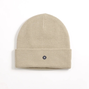 Tresanti Sven | fine knitted beanie with rubber logo iii |