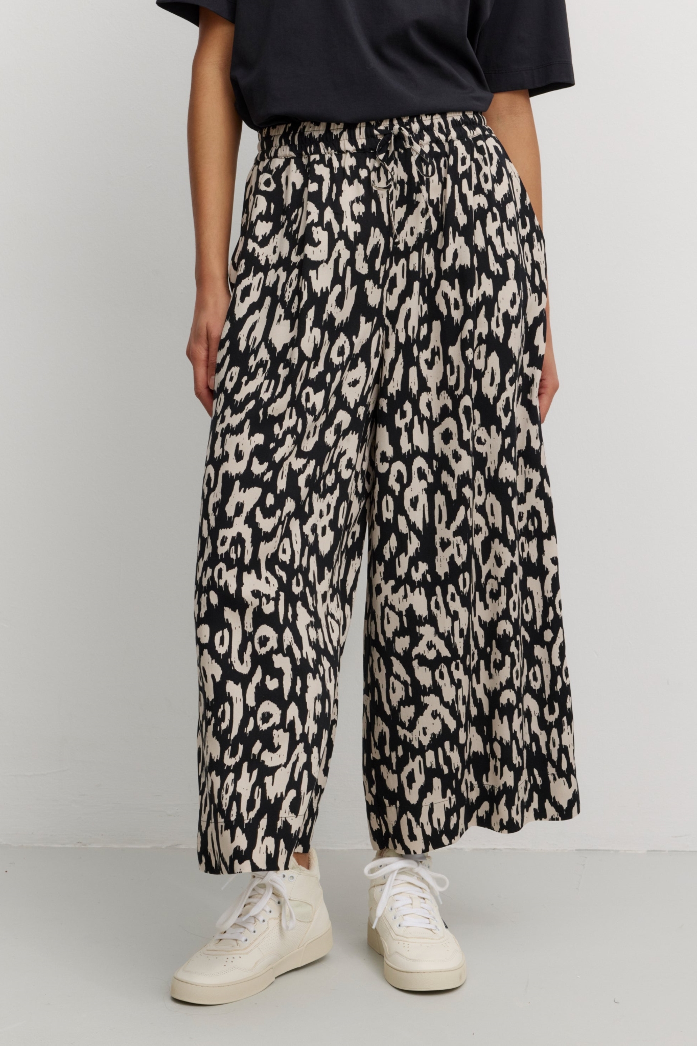 Recolution Damen vegan Hose Sequoia Blot Schwarz