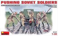 miniart Pushing Soviet Soldiers