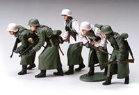 tamiya German Assault Infantry with Winter Gear