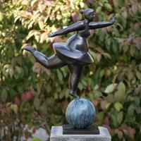 Gartentraum.de Garten Bronzeskulptur Ballerina auf Kugel - Mapora