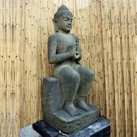 Gartentraum.de Sitzende Buddha Gartenfigur aus Basanit handbehauen / 100 cm