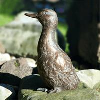 Gartentraum.de Sitzende Entenfigur aus Bronze - limitierte Künstlerstatue - Ente