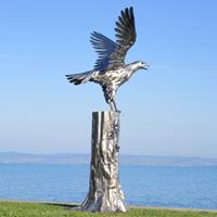 Gartentraum.de XXL Metall Vogelfigur Adler auf Baumstamm mit ausgebreiteten Flügeln - Adelaro / Stahl - Rost