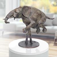 Gartentraum.de Elefant balanciert auf Hocker - Bronzeskulptur limitiert - Zirkuselefant