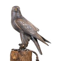 Gartentraum.de Garten Bronze Vogelfigur mit Lederband - Falke mit Band