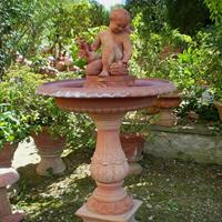 Gartentraum.de Terrakotta Springbrunnen mit Kind und Karaffe - Gedeone