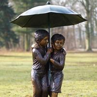 Gartentraum.de Garten Bronzefigur - Jungen unter dem Regenschirm