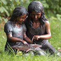 Gartentraum.de Bronzefiguren - Lesende Mädchen mit Buch