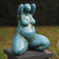 Gartentraum.de Sitzende Frau Figur aus Bronze - Türkis - Nerana