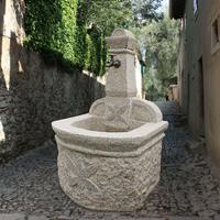 Gartentraum.de Stilvoller Garten Steinbrunnen mit Verzierungen - Catania