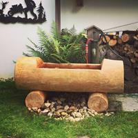 Gartentraum.de Alpin Garten Holzbrunnen Baumstamm rund mit Kupferwanne - Linaria alpina / 45x120x35cm (HxBxDm)