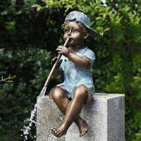 Gartentraum.de Kleiner Bronze Junge mit Flöte als Wasserspeier - Timothy