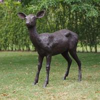 Gartentraum.de Hirschkuh stehend in Lebensgröße - Bronzefigur - Hirschkuh Maja